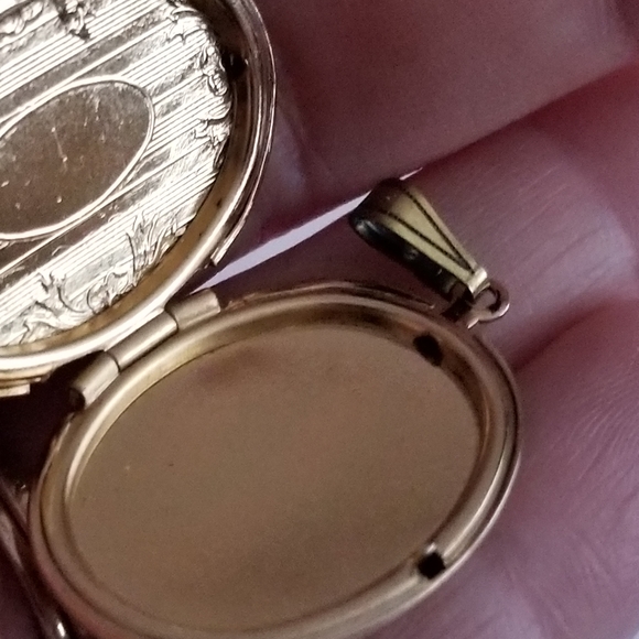 Vintage locket pendant flowers engraved gold tone Victorian style floral - Picture 14 of 14